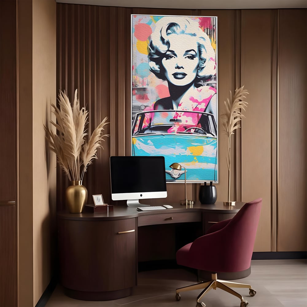 Tablou canvas cu tablou canvas cu marilyn monroe si masina, in rama de aluminiu argintiu, pe perete intr-un birou